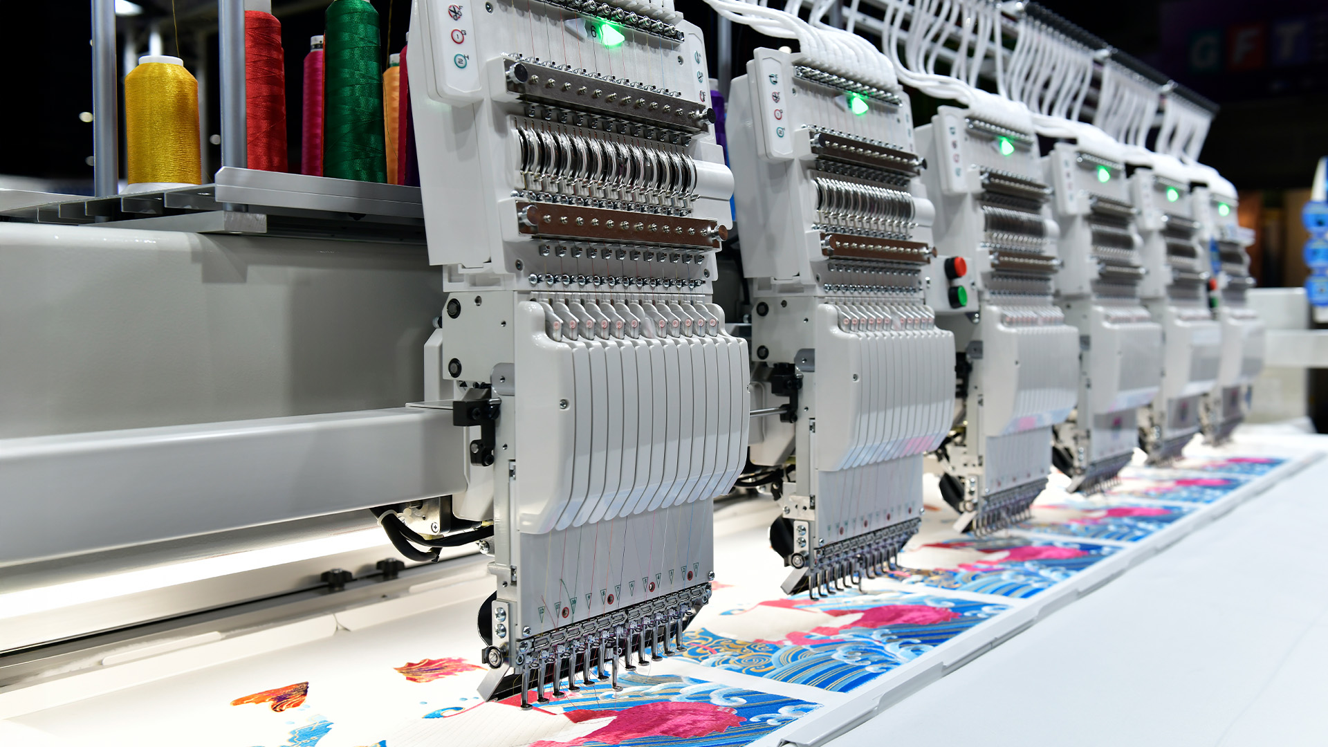 Mașini de brodat în acțiune.